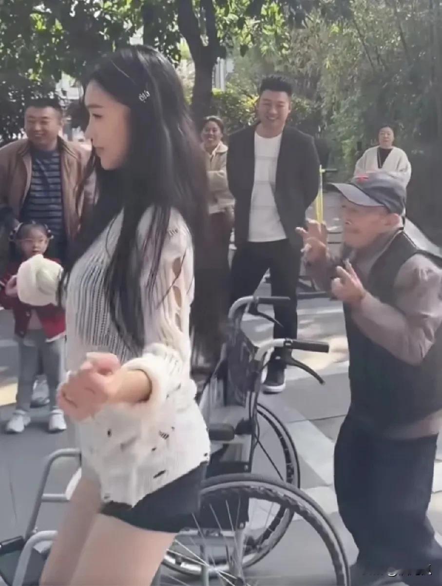 果然能治好男人半身不遂的只有热辣美女！  女子在公园劲歌热舞开直播，一...