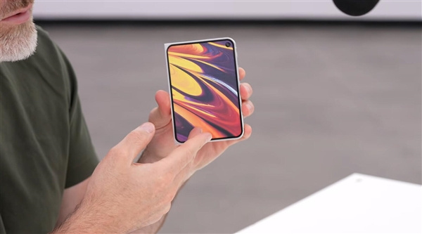 目前网络上流出的 iPhone 18 Pro Max 机模上手视频主要由数码博主和配件厂商发布，展示了基于供应链信息制作的仿真模型，重点揭示了外观设计和部分硬件传闻，但并非官方真机。外观设计与配色*