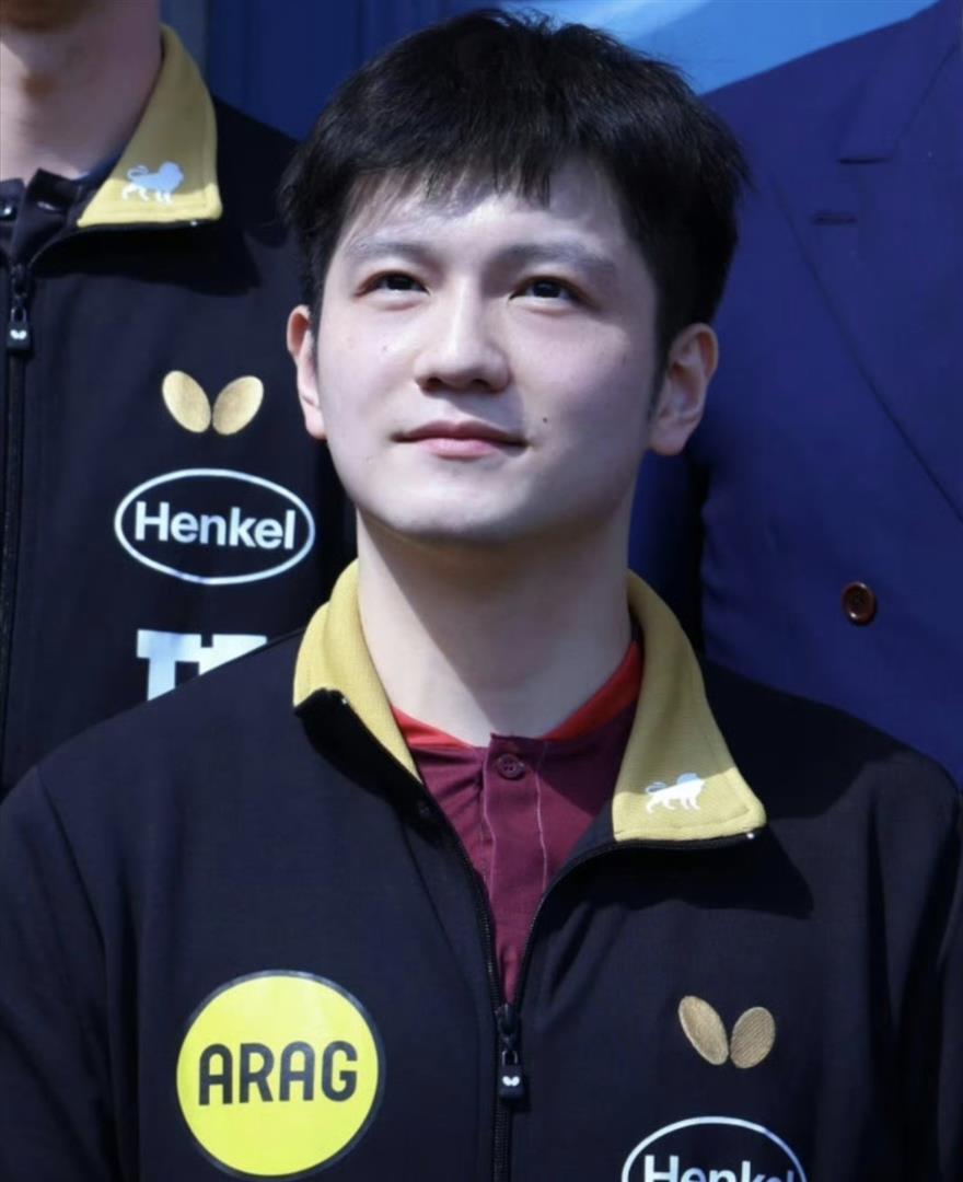 福布斯为啥选中樊振东？
    继续押注，一年零十个月之后，樊振东入选2026福布斯中国最具影响力华人精英百人榜，标注身份是“趋势勘探者”，也是榜单里唯一的乒乓球选手。
    不只是因为他手握超级全满贯的硬成绩，更难得的是他跳出了只在国内赛场夺冠的固有模式，主动留洋德甲联赛，用实力拿下德甲、欧冠、
