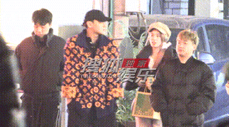 日前，黄子韬徐艺洋和同事们一起聚餐。饭后，众人一起散步。黄子韬高大帅气...