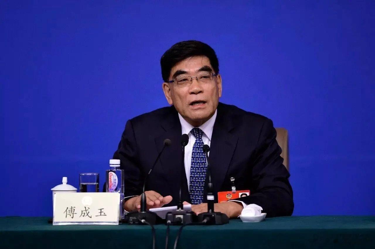 据央视新闻报道，原中国石油化工集团公司党组书记、董事长傅成玉涉嫌严重违纪违法，目前正接受中央纪委国家监委纪律审查和监察调查。消息一出，舆论场又是一片唏嘘。有媒体梳理公开信息指出，中石化此前几任董事长陈同海、苏树林等人也先后落马，这条时间线摆在一起，确实值得深思。一个岗位接连出问题 ​