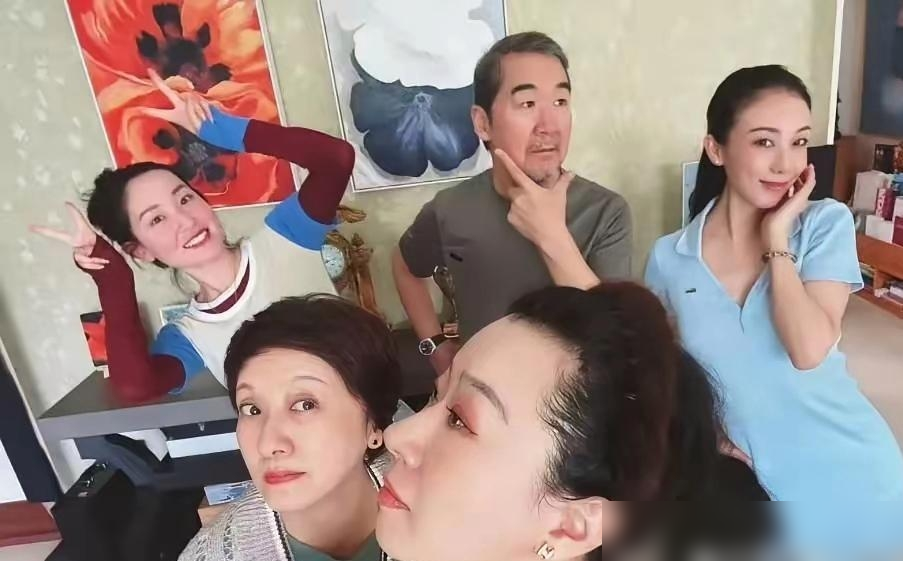 69岁的邓婕，红唇蓝指甲往那一站，比小年轻还敢穿。旁边71岁的张国立头发胡子白透了，俩人同框像隔了一辈儿。
无美颜后台照，背景墙还粘着胶带印。张国立发朋友圈说，连看北京人艺两部戏，濮存昕刚卸妆，冯远征也在，一个仙儿一个颠儿。
邓婕全程陪着，妆容精致得一丝不苟。张国立一脸褶子，笑得像刚遛完鸟的老大