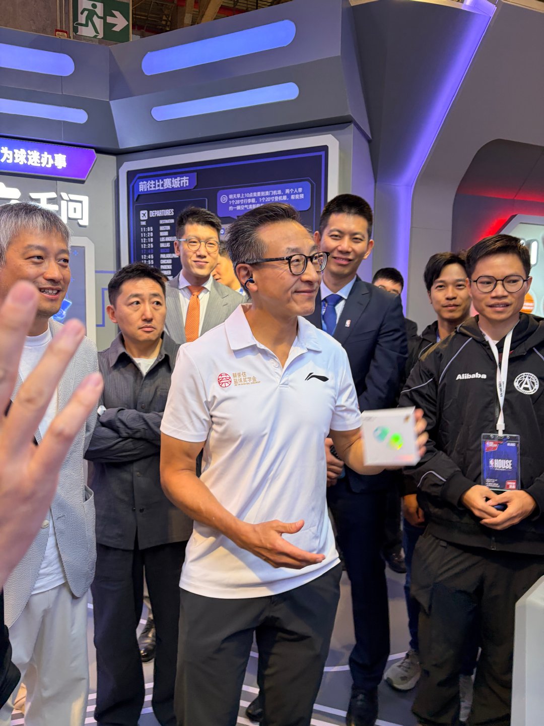 Joe蔡亲自安利千问AI眼镜N1系列、千问AI耳夹式耳机，13号正式发布，敬请期待[鼓掌]
#千问ai耳夹式耳机##千问 AI 眼镜 N1Pro# ​