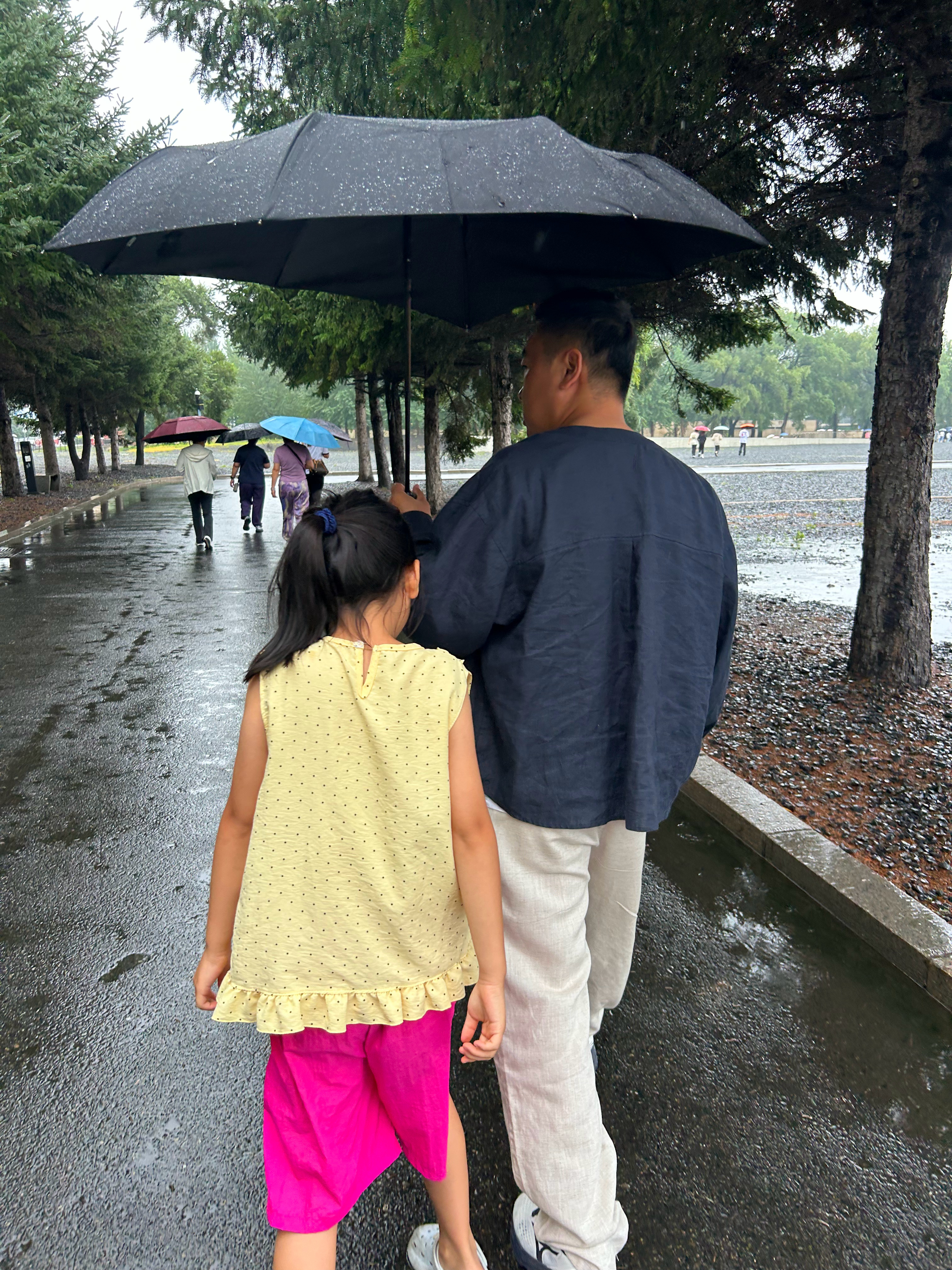因为孩子们觉得这次去住的不如去长白山华美胜地和长白山万达住的好（其实住的长白山度假区，我们住的也是最便宜的房，只是度假区嘛，标准不能再低）
他们就灵魂拷问爸爸：爸爸你为什么不多赚钱
我姑娘更是说：你就继续开店啊，早起晚睡
他爸：我也想享受一下，不想那么累了
而且我如果特别有钱了，就该 ​