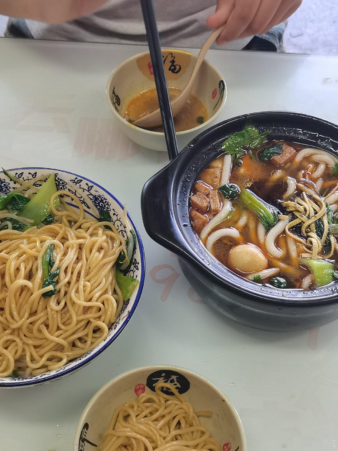 这个国庆很充实
乱七八糟画风，已经换成壁纸啦
吃到了好吃的面，上学时的味道
拼豆，真的力竭
抽吧唧汤姆猫
和好朋友见面🍻
现实中亲眼看到大象🐘好高，牙在，安心
捡到一个在光下有彩色的羽毛
三星堆青铜面具，很大，它是怎么被设计出来的？ ​​​
