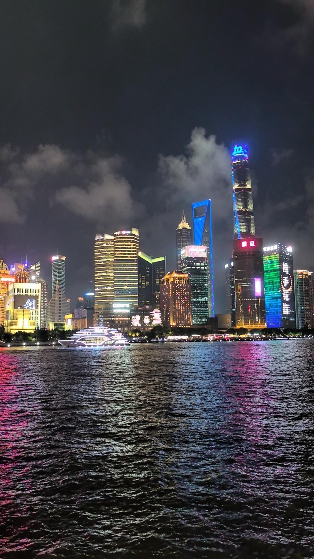 《今天的大事！》
     1、港股2连阳了。假期进入尾声，港股也支棱起来了，今天反弹1%。昨天靠AI硬件撑场，今天医药、地产、互联网一起发力！

不过港股依然没量，今天成交额982亿，昨天是981亿，还比不上美股一只股票的量能！这种缩量上涨有时候套路挺深，说明有资金在做套利，等着A股开市后卖给内地 ​