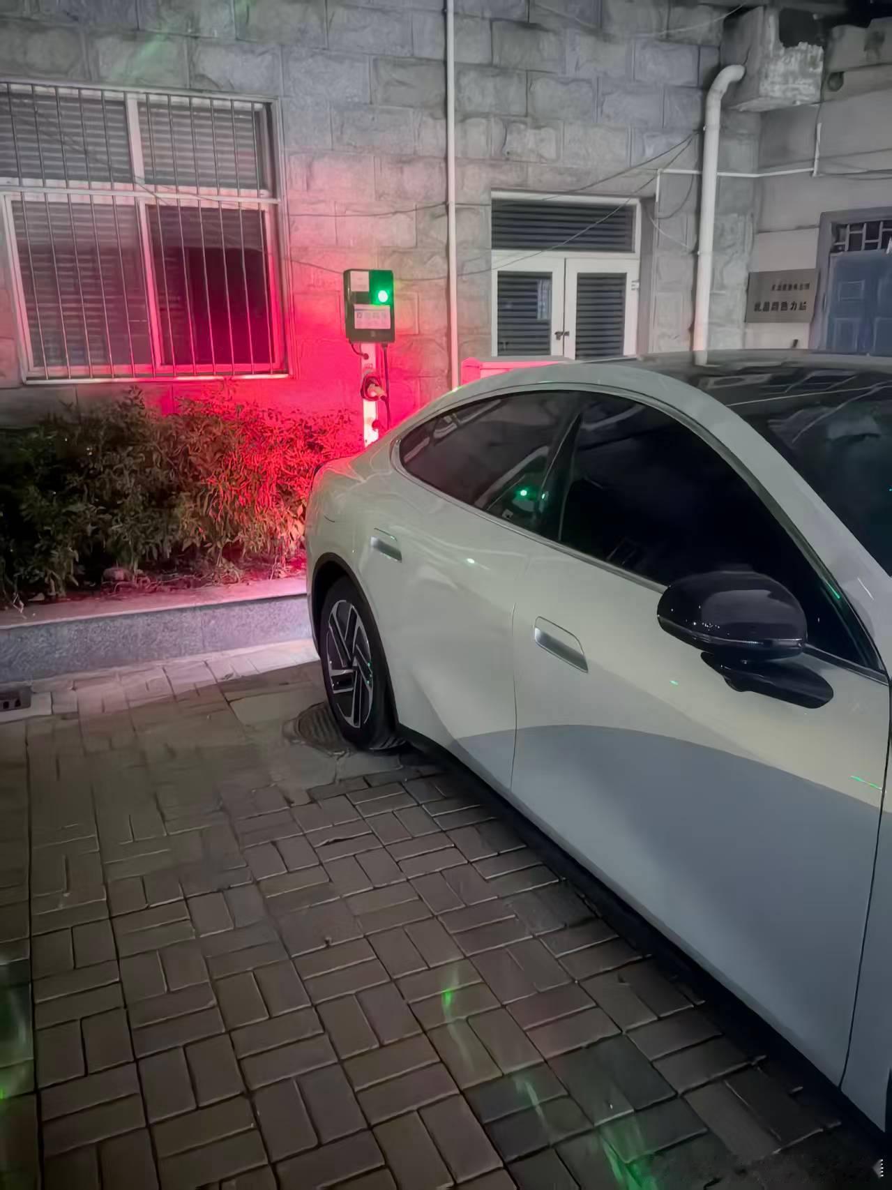 最近刷到27款深蓝L06的路试实拍，我来聊聊直观感受！
低趴造型，原厂自带全套运动包围，还有这个固定式大尾翼，颜值直接拉满。
这个智驾小蓝灯我特别喜欢，能直观看到智驾状态。
还有全新AI智能座舱，不知道实际用起来有多顺手。
作为深蓝车主，对新款L06期待值直接拉满！你们觉得这个大尾翼好看吗？
 ​