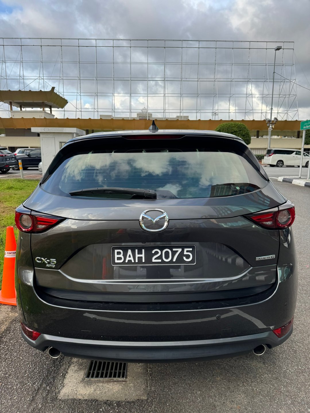东南亚的马自达CX-5

马来西亚街头文莱车牌的马自达第二代CX-5，改款前还是改款后哪个更好看？#马自达CX5##CX5# ​
