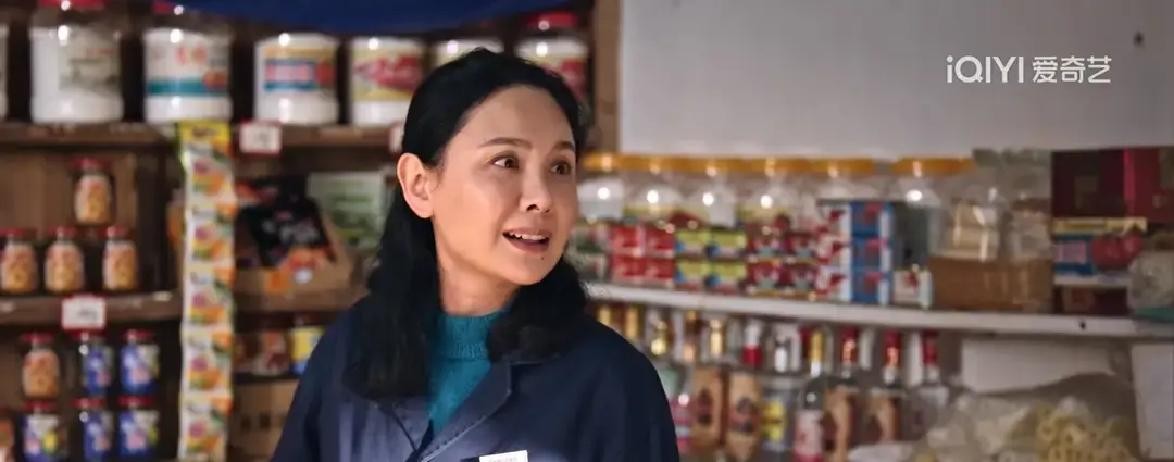最近追《生逢其时》看得正起劲，猛然发现里头有个女演员眼熟得很

翻了下演员表才恍然大悟，原来郭晓东这次是夹带私货，把亲媳妇程莉莎给“塞”进剧组了

说起这对夫妻档，圈里的故事可比电视剧狗血多了

2002年刚认识那会儿，郭晓东还是个带着泥土味儿的山东农村穷小子，骨子里的自卑深得可怕

人家程莉莎可是