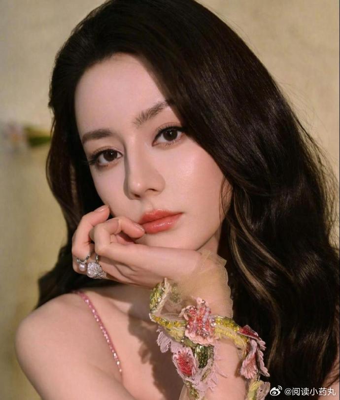 1. 郑合惠子据说有一位圈内男友，不过对方名气不大，两人感情一直比较稳定。至于她和合作过的男演员，更多还是工作上的CP营业，私下有没有其他关系，外界也不清楚。 
2. 胡歌和王凯早年因为粉丝之间的争议，曾被外界猜测关系受到影响。至于两人现在见面会不会尴尬、私下有没有隔阂，其实没有太多确切消 ​