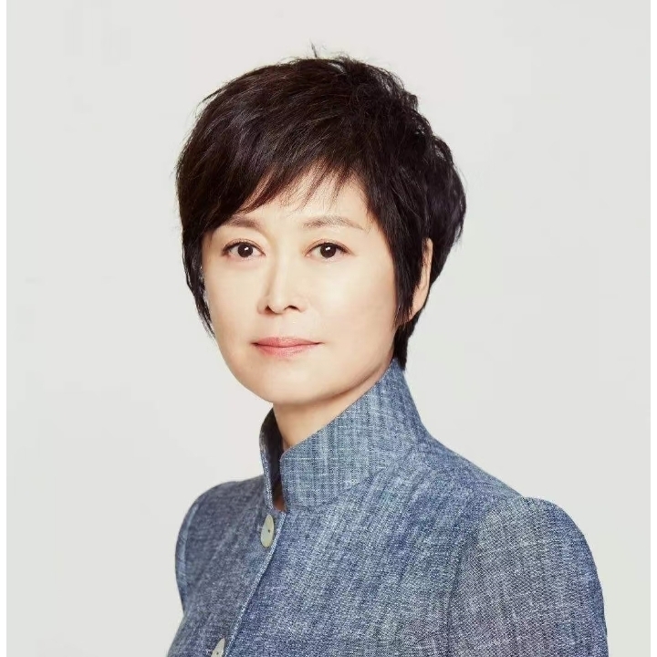 这下好了，
全网都知道倪萍写给敬一丹的信了，
倪萍人在三千公里外的阿勒泰录制节目，没法到场送别老搭档敬一丹，于是写下一封长信隔空告别。
 
倪萍在信里回忆两人央视共事几十年的点滴，细数一路互相扶持的往事，字字都是真情。她坦言满心遗憾，山海相隔无法当面送行，只能靠文字诉说心底不舍。
 
如今很多名人悼