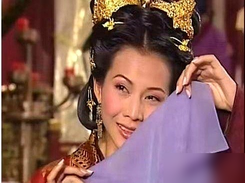 蔡少芬两个女儿，居然完美跳过了妈妈的婴儿肥基因！
35年前19岁蔡少芬选港姐，一脸软萌婴儿肥，甜得全港出圈。和她后来削瘦凌厉的脸完全不是一个风格。
现在俩女儿都遗传了清瘦骨相，年纪轻轻身高快追上妈，长相全走清冷挂。
蔡少芬明确说，18岁前不许女儿谈恋爱，要先专心读书。也不强行给女儿铺娱乐圈的路