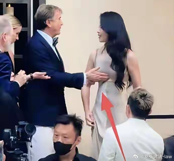 #罗爷说法##罗爷睿评##v光计划# 刘涛活动现场遭越界触碰，这不是礼仪，是冒犯！腰侧脖颈属私密部位，未经同意的接触，换哪国文化都叫失礼！别拿西式贴面当遮羞布，边界感不分中外！身体自主权不容“商务微笑”绑架，该被审视的是越界的手，不是受害者的体面！#罗爷说法普法栏目新闻爆料[超话]# ​