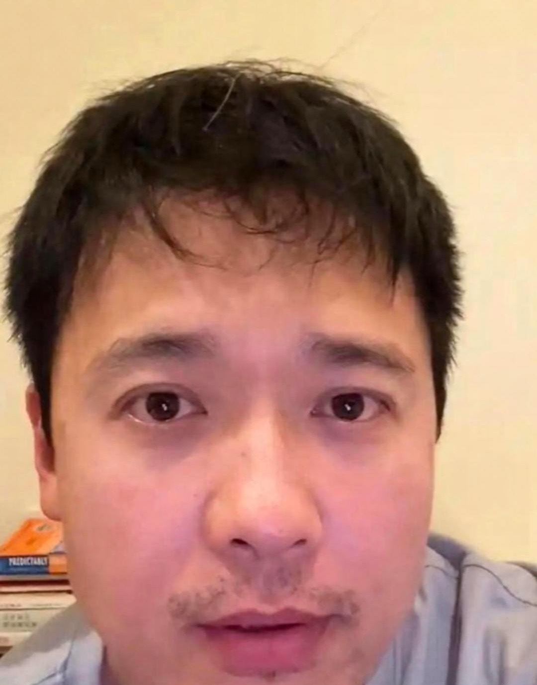 高云翔离婚7年后第一次公开提到董璇，话刚说出口，眼泪就掉下来了。
他低着头，沉默了好一会儿，才轻声说了一句：
“我对不起她。”
当年出事时，董璇为了帮他收拾烂摊子，几乎把自己能做的都做了，顶着巨大压力替他周旋，也把自己的事业拖入了低谷。
但高云翔也反复强调，那段感情里没有第三者，希望 ​