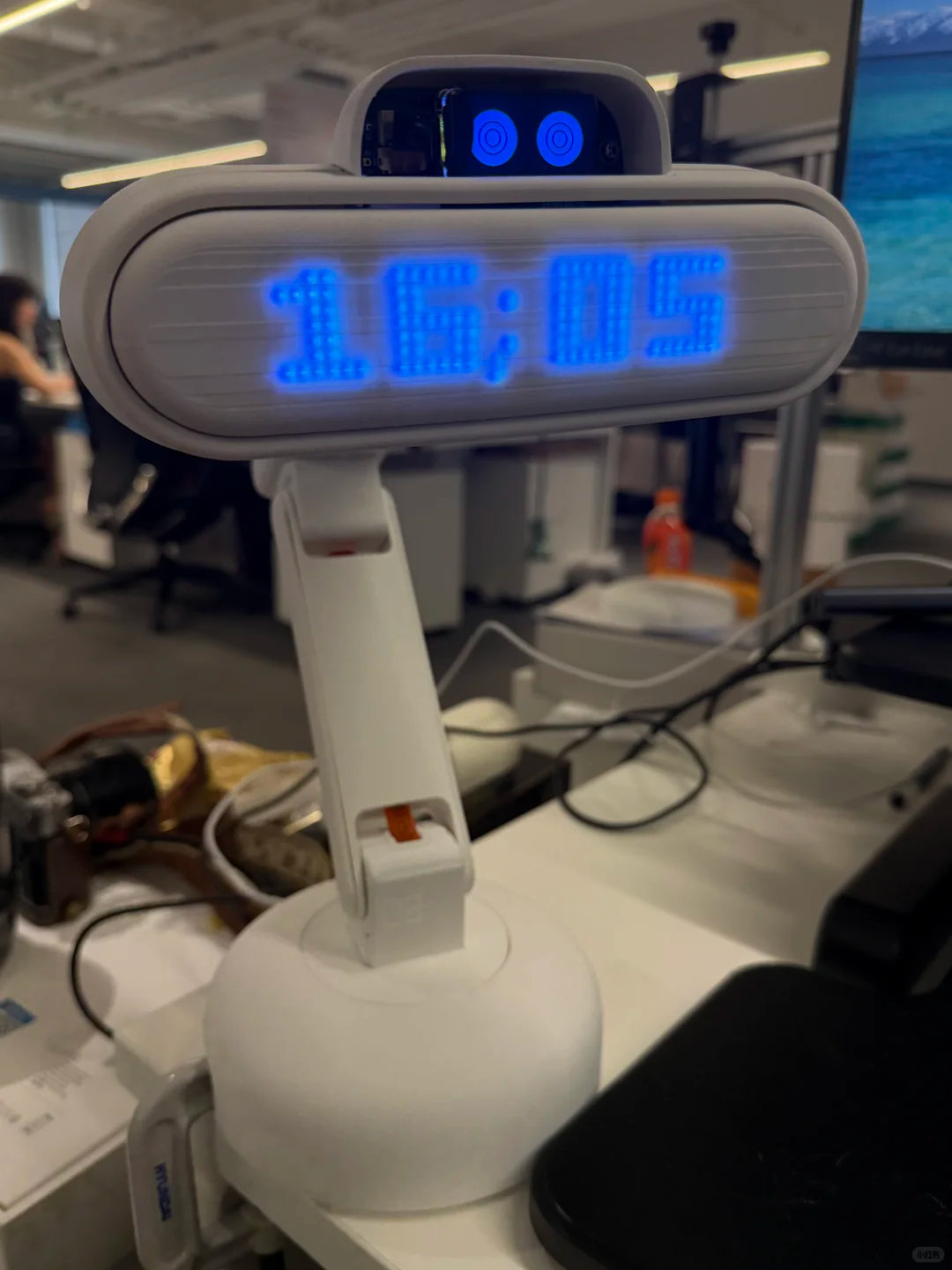 一款开源桌面交互机器人！
可以自定义表情，可以人脸跟踪，可以实时语音对话！
关键是和codex打通，复杂任务都可以交给它！
#淘宝怪东西# #有点东西# #桌面交互机器人# ​