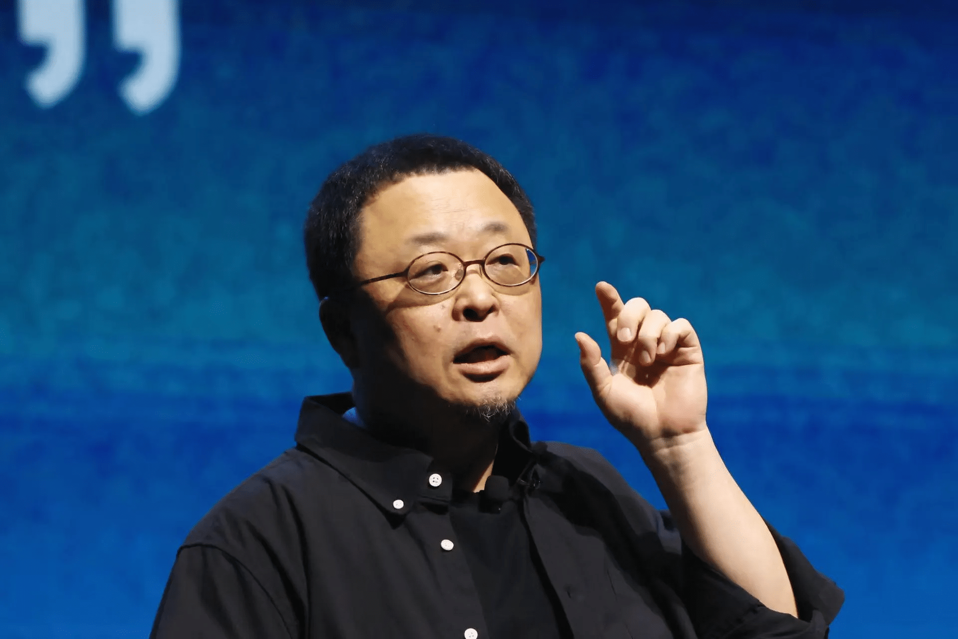 罗永浩又开炮了。iPhone Duo 一发布，他直接放话：苹果手机的工业设计，如今也就二流水平。

折叠形态、屏下摄像头、侧边指纹，一水儿的 &34;抄的&34;。按他的说法，苹果早没了当年那股领跑劲儿，只剩跟在别人身后捡东西。

这场炮轰，得从 9 月 10 日凌晨那场发布会说起。苹果秋季发布会如期登场，全球