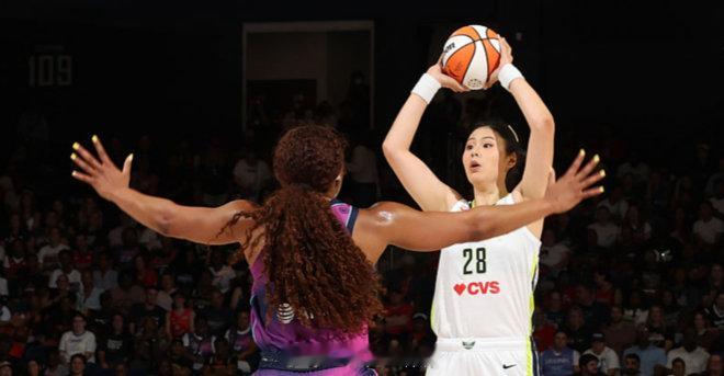 WNBA常规赛，达拉斯飞翼75-81憾负华盛顿神秘人。此役李月汝替补出...