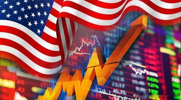 美股三大指数集体低开，道琼斯指数跌0.71%，标普500指数跌0.32%，纳斯达克综合指数跌0.45%。

SK海力士涨超3%，摩根大通预计SK海力士到2027年或再回报股东至少1300亿美元。Moderna跌超13%，该股昨日暴涨超176%。沃尔玛开盘暴跌8.7%，创2022年7月以来最大单日跌幅。加密货币概念股走高，Strategy涨超8% ​