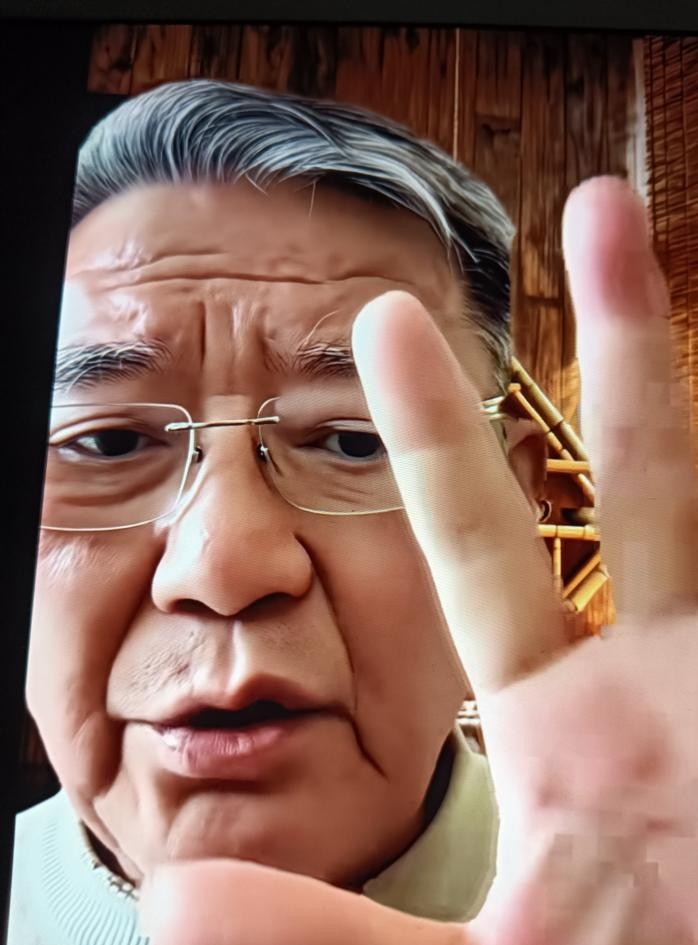 如果当年钟镇涛能稍微开点窍，邓丽君后来的感情路可能完全是另一副模样。
两个人当年在一个唱片公司，天天扎在一块儿玩单反、到处扫街拍照。熟到什么程度呢？1983年她录那首红遍大江南北的粤语歌，从头到尾就是钟镇涛在录音棚里陪着盯完全程。
邓丽君私下半开玩笑地吐槽过，说这辈子真拿钟镇涛没办法，榆木脑袋一