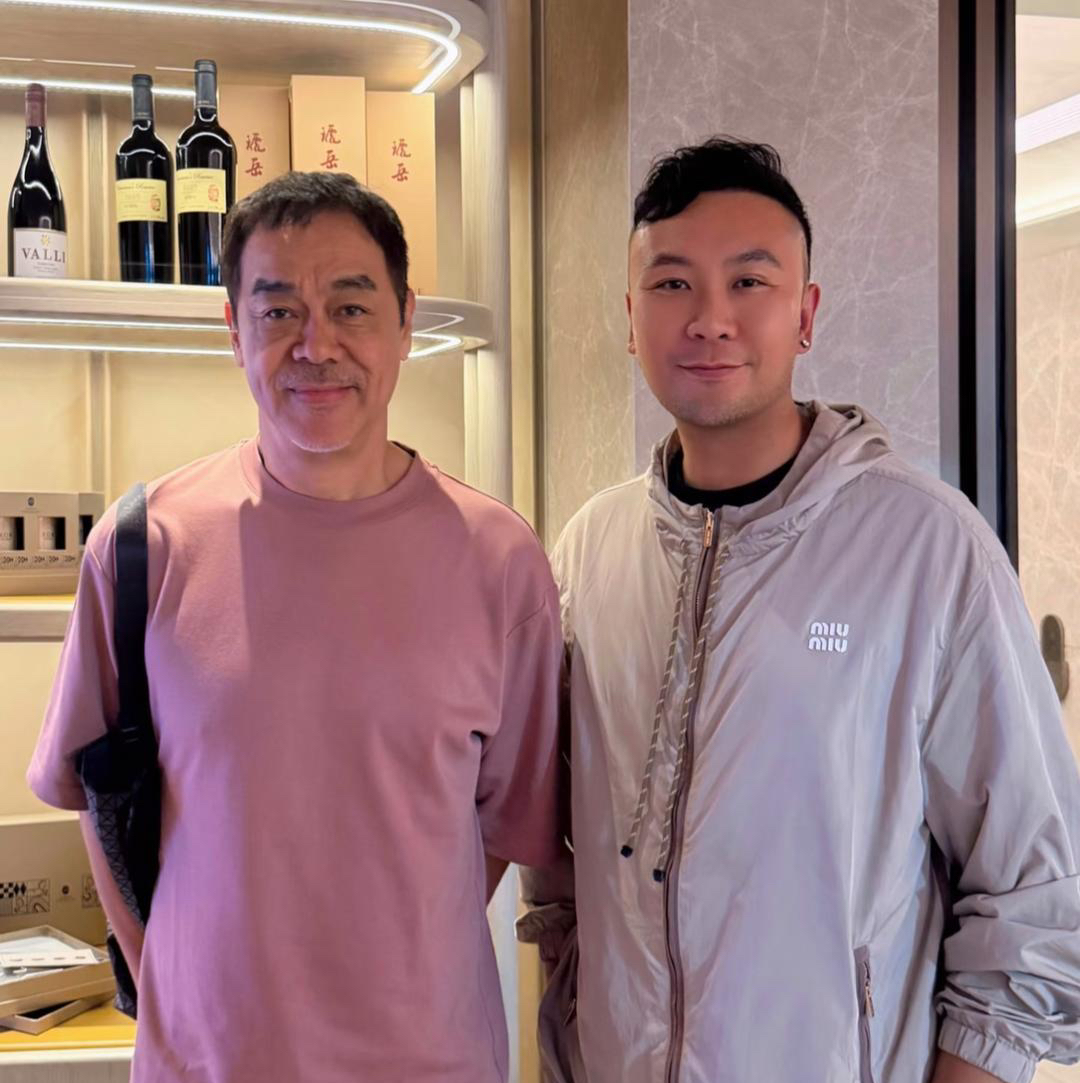 62岁刘青云在香港跑马地一家餐厅吃饭被偶遇，他打扮休闲年轻又大气，身材保持均匀，身姿挺拔松弛，精神饱满，状态非常好，完全不显沧桑感，但面容法令纹明显，皮肤呈现健康的小麦色，气色也不错。