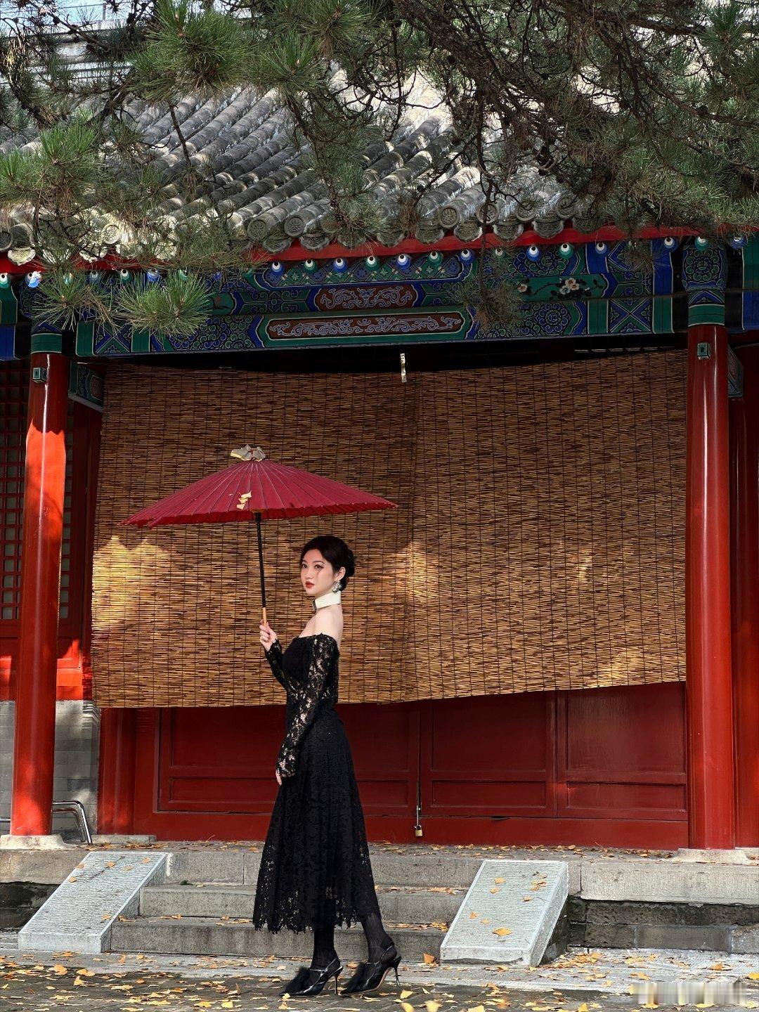 #景甜[超话]# jt#景甜红墙古刹大片# jt#景甜瑞丽封面预告# 

吻下你眼角的淚珠

​