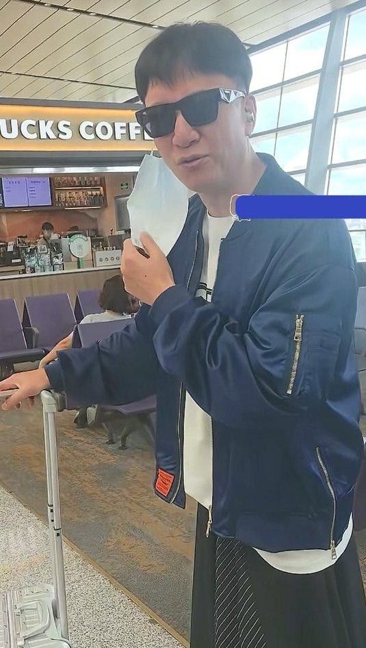 孙红雷这次现身机场的造型，猛一看还真让人以为他刚从古装动作片剧组收工跑出来。
宽宽垮垮的深色大袍子，腰间随意那么一系，裤腿晃晃荡荡，整个人迈着步子大摇大摆。打眼一瞅，谁能想到这是当年那个走路带风的“刘华强”？
照片一出来，评论区立马炸锅了。
不少人直呼看不懂，觉得五十好几的人了，怎么突然整了一