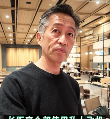 须贺厚一，丰田汽车设计师，雷克萨斯（日本）高层设计总监。接受了中国媒体的采访。媲美飞机的丰田即将诞生？？让汽车不再变成普通的交通工具。 ​