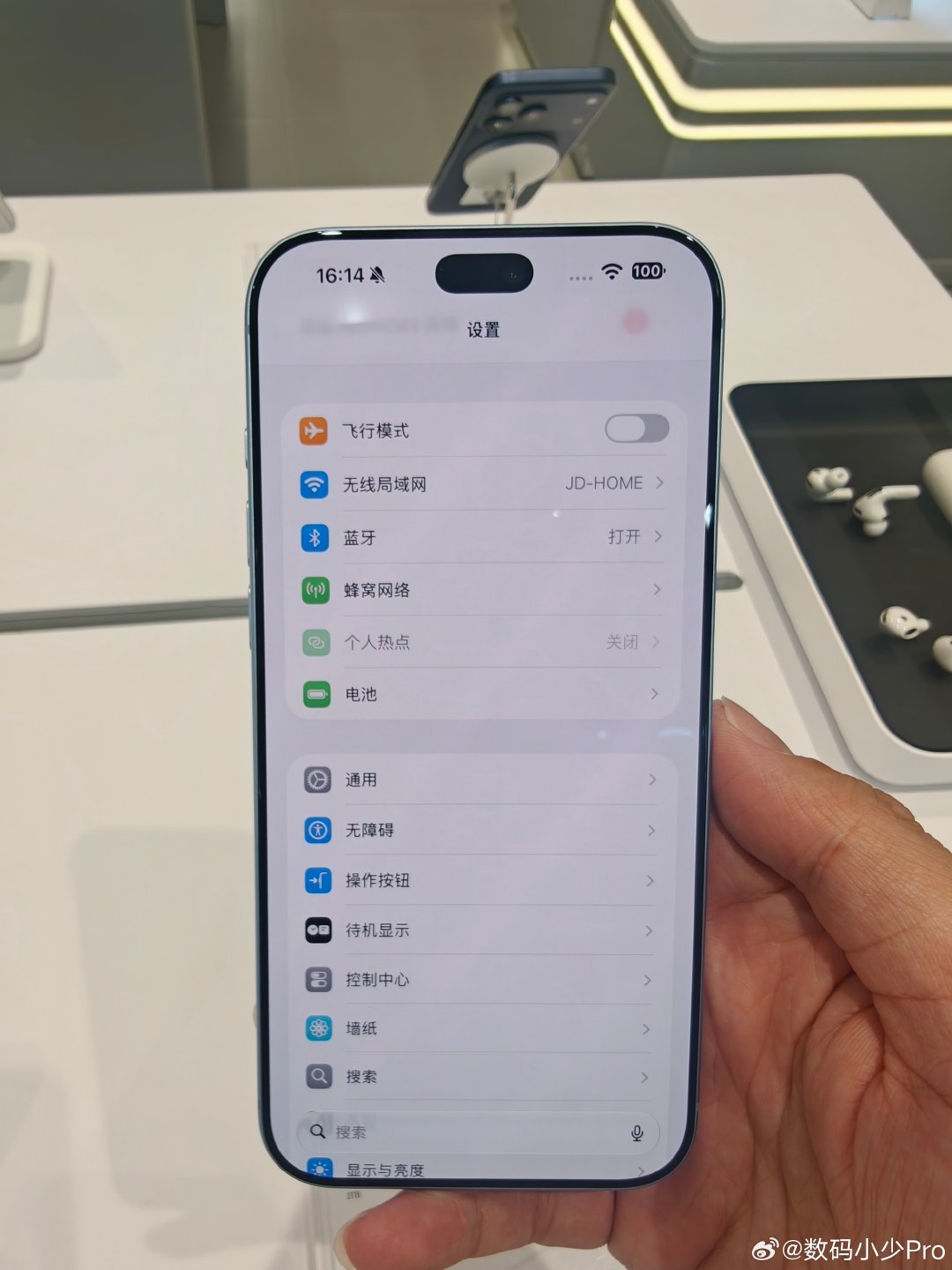 第一张是iPhone 18ProMax， 黑边看着确实会舒服些，第二张是iPhone 18Pro ，这么一对比，黑边稍微明显一点，然后店里的人说今年这个新颜色勃艮第酒红色卖得最好[哈哈][哈哈]  ​