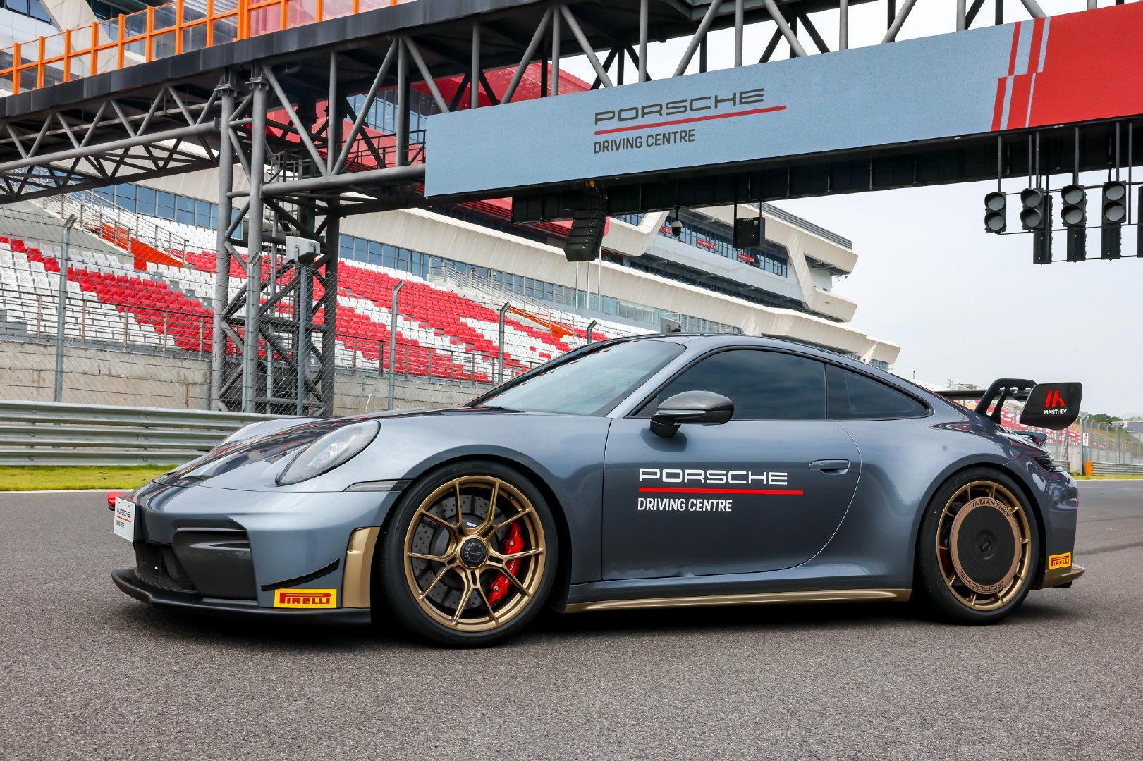 终于亲眼见到911 GT3这套Manthey原厂套件🤩
540公斤下压力是什么体验？过弯的时候车子直接扒在地面上，稳得离谱。
最惊喜的是这是保时捷官方做的升级，改完也能合法上路，真的太对玩车人的胃口。
这次在成都保时捷驾驶体验中心，还赶上了它的国内首次亮相。 ​