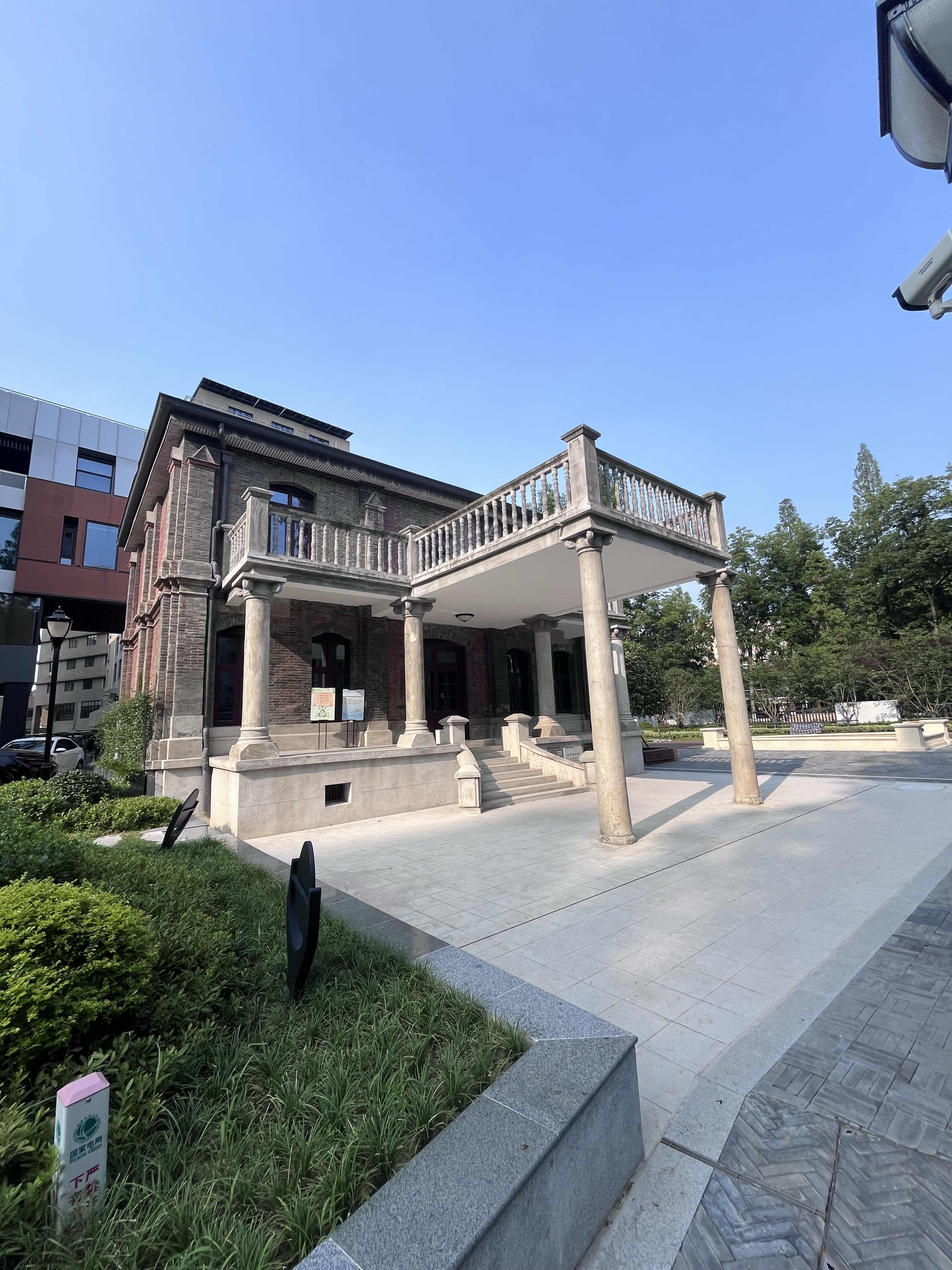 知不知道一年有多少个节气?
一年有二十四个节气

二十四节气的来源

1、起源于黄河流域
上古农耕时代，古人观察太阳、物候、冷暖变化，用来指导种地、播种、收割。最早只有二分二至：春分、秋分、夏至、冬至，通过测日影（土圭）确定太阳位置。

2、逐步完善

• 先秦：已经有四时、八节（立春、春分、立