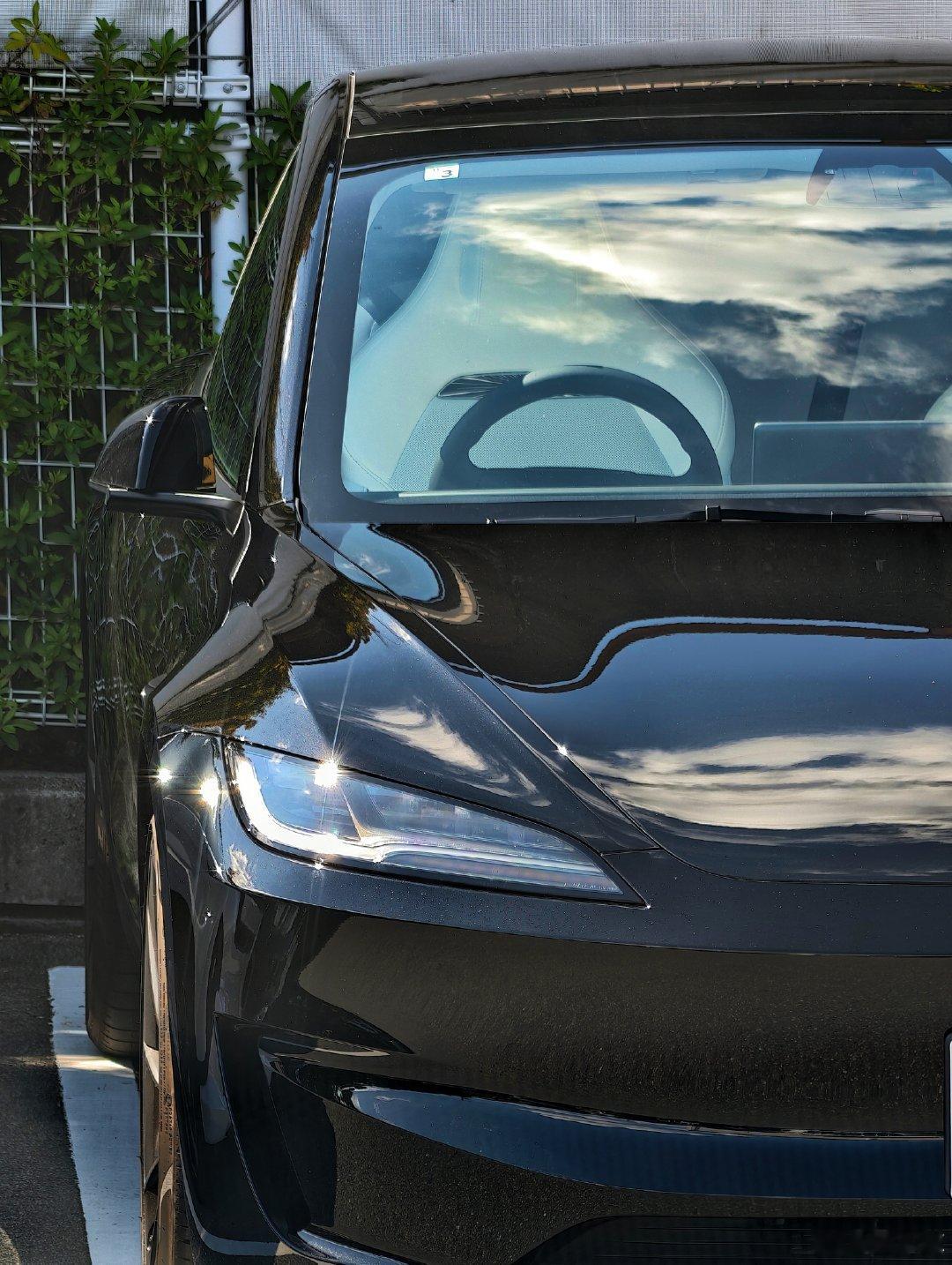 #型车街拍[超话]#偶遇Model 3 Performance。日本指导价735.9万日元，国补127万、东京再补70万的话，实付538.9万日元，折合人民币大概22万多。毕竟3.1秒破百的四驱性能车，价格还是挺划算的。 ​