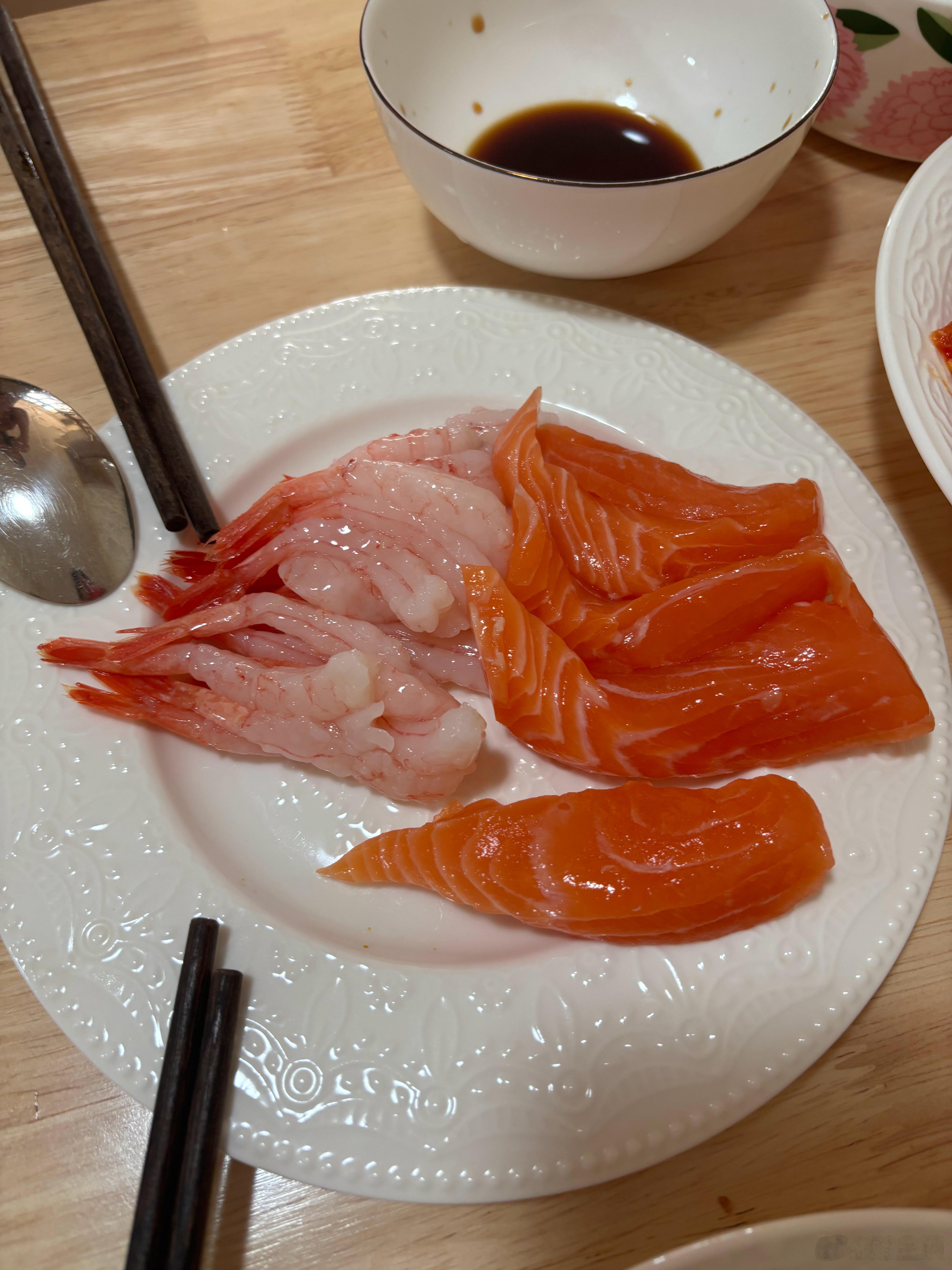 #奶奶独自小酌吃薯片没备中秋家宴#
笑死，重庆这位奶奶直接过成了我理想中的中秋——
电话不接，家宴不备，
小酒喝到微醺，薯片配得明明白白，
监控里的她，比堵在高速上的我们快活一百倍。
我上午还在写"30到45岁女性最好看的是松弛感"，
看完奶奶的监控，甘拜下风：
松弛感的天花板早就退休了，
我们 ​