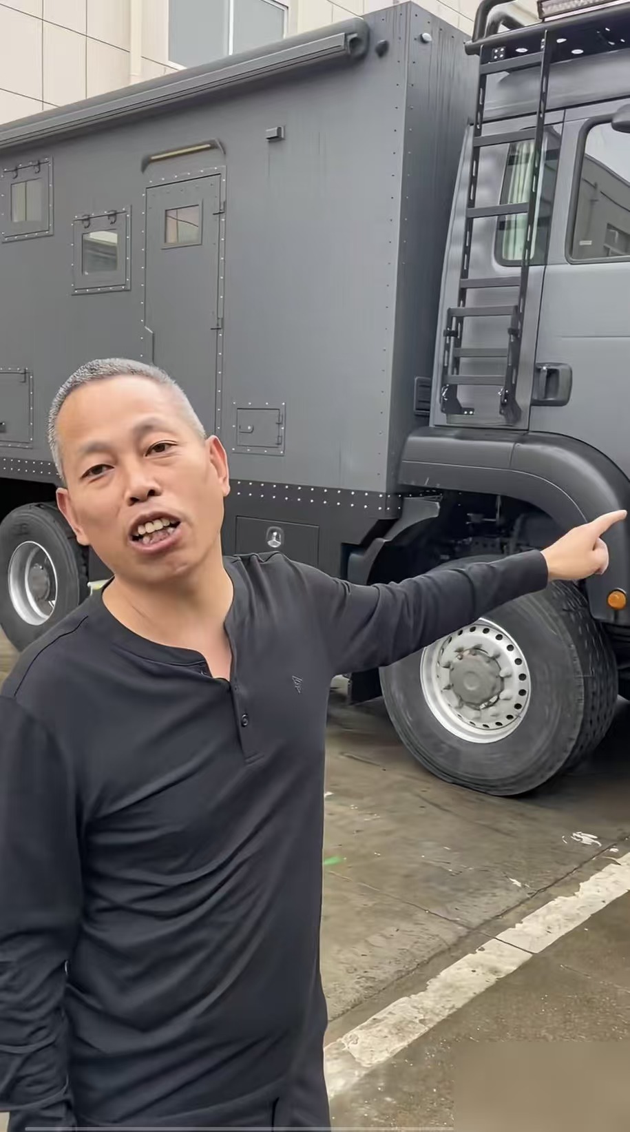 牙哥又收了个新徒弟，
阿波罗的老板娘应儿。
看新闻里说摩博会那天应儿当众拜师，牙哥回了句&34;俗家弟子&34;，场子里全是逗乐。报道里提到牙哥开的库里南就停在展馆外面，七八百万的车，还拖了辆房车，就这在网上天天穿同一件衣服，评论区好多人说以为他就是个普通老头。

说白了就是父凭子贵，张雪在WSBK拿完第五冠之