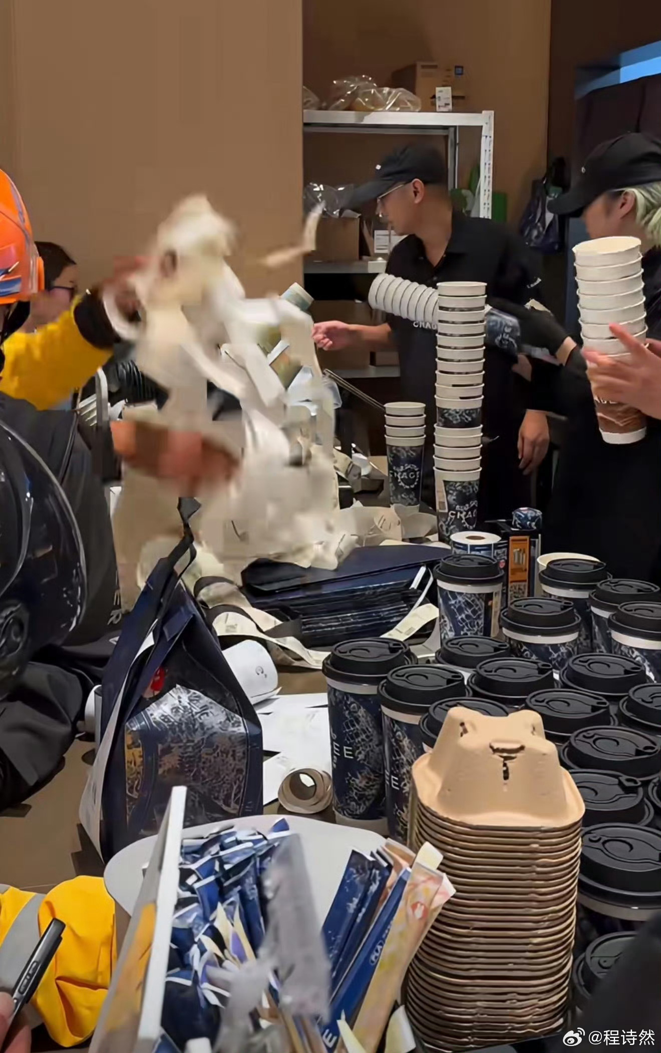 #霸王茶姬将发1350万奖励店员#因为Queen文夺冠霸王茶姬买一送一直接爆单！早上我也是第一时间下单支持[努力]后来小程序一度崩溃，很多网友直呼看着店员忙得连轴转，连口水都喝不上，很心疼～没想到晚上刷新闻，集团公司直接发放350万团建费+1000万激励红包感谢员工[给力]被品牌这一波操作暖到了，这是 ​