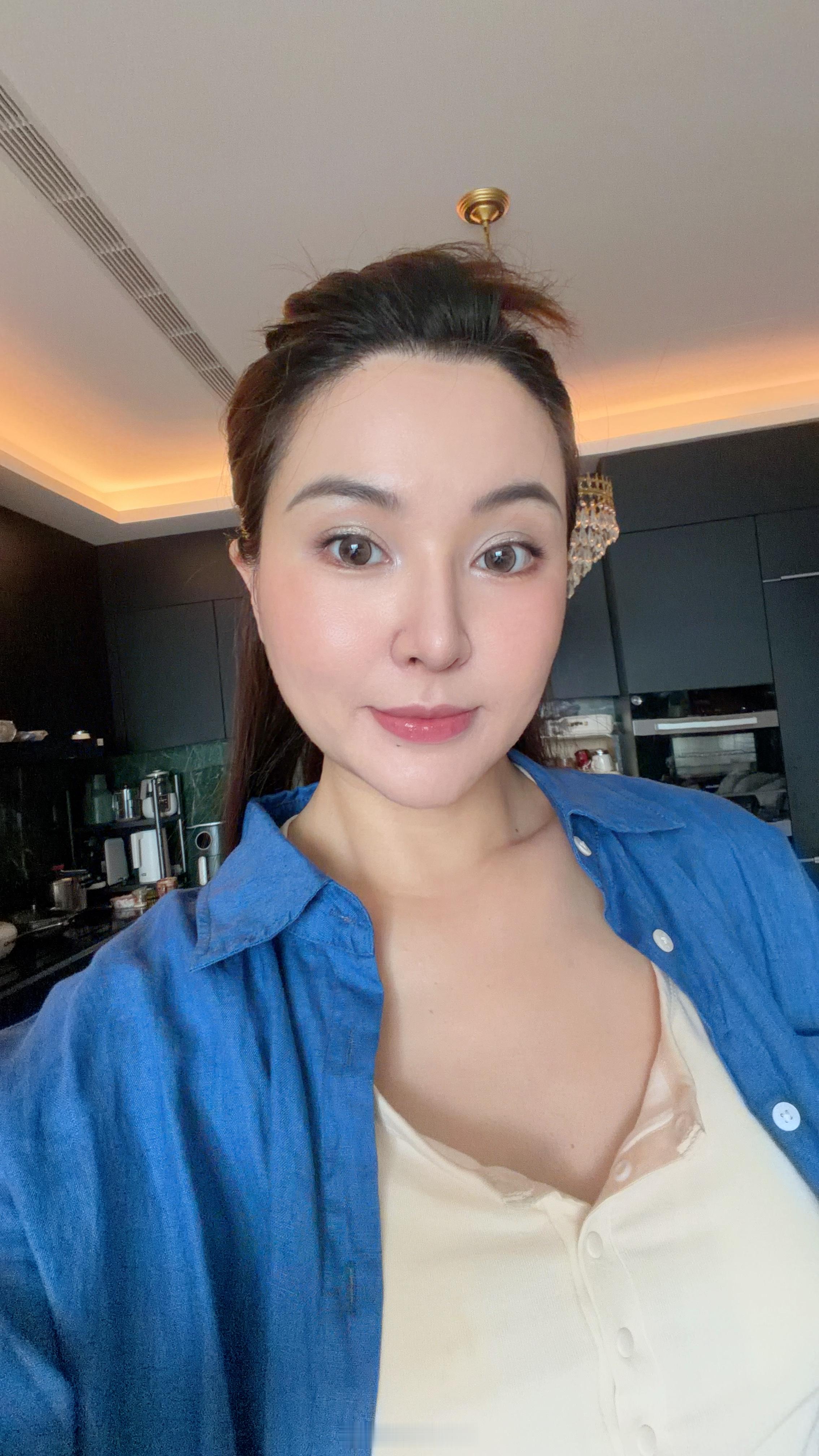 自从我入坑蓝色眼影之后，我几乎就再也没有用过其他颜色的眼影，光香奈儿蓝...