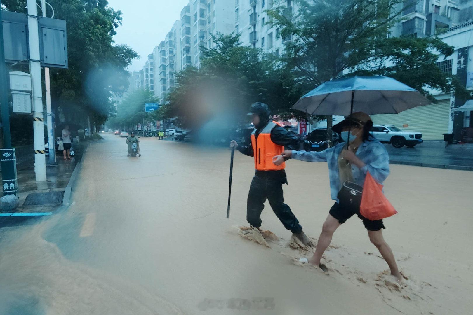 【#子弟兵冒雨转移受困群众#】近日，海南多地遭遇极端降水，五指山市达特大暴雨级别，降雨量打破当地观测史纪录。14日，武警海南总队三亚支队五指山中队出动11名兵力协助转移海南省第二卫生学校附近受困群众。（黄文涛 王泽坤） ​
