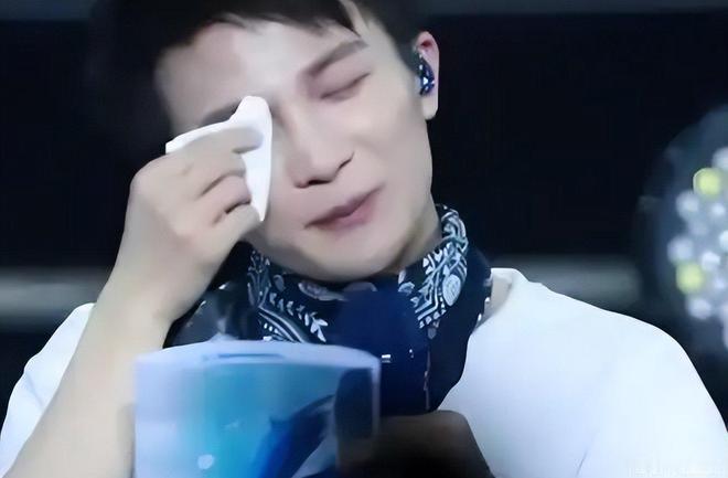 周深大雨中演唱我爱你中国，风雨中我们一起见证祖国的繁荣富强。