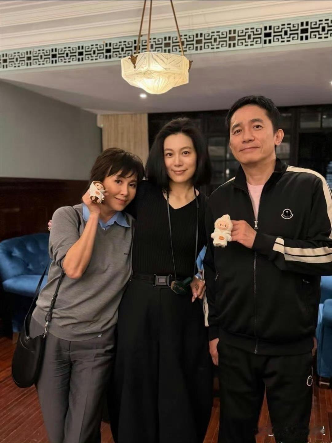 64 岁梁朝伟跟老婆刘嘉玲去上海朋友家做客，他状态忒好，瞅着可年轻了，身姿笔直，没油腻感，依旧超帅！ 就是没有孩子太可惜了吧