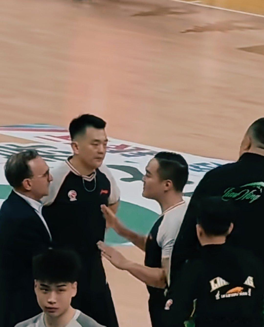 年轻球队，啥困难都得遇上点[允悲]，下半场还行，全靠中场休息和裁判员沟通#广厦男篮vs辽宁男篮# ​