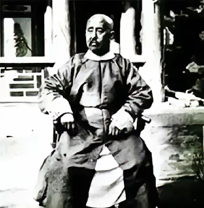 捻军后来的统帅叫张宗禹，最后兵败，只剩下十几个人，逃到一间破庙，第二天他的手下醒来，发现他不见了，后来李鸿章带人搜索方圆几十里，硬是活不见人，死不见尸。
 
很多人对晚清捻军的历史了解不多，但张宗禹是当年让清军十分忌惮的人物。他老家在安徽涡阳，年轻的时候就习武，行事果敢。接手捻军统帅的位置之后，他调