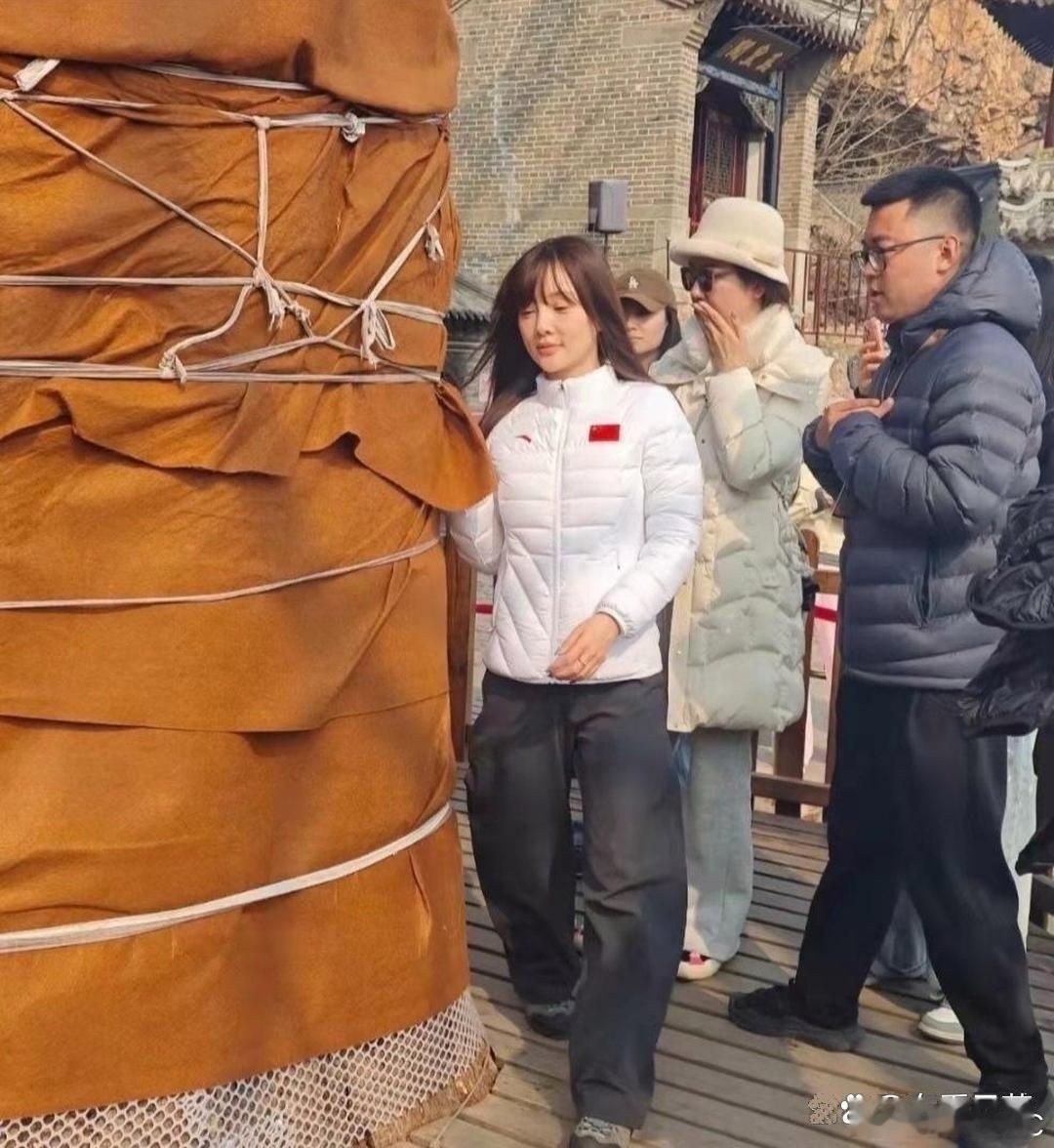 45岁的李小璐素颜在辽宁大孤山被偶遇，没了滤镜，这次真实年龄一下子就藏不住了。 ​