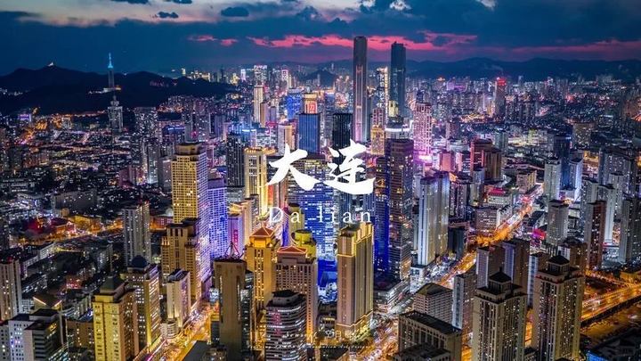 东北首个万亿城市刚诞生，SK海力士就带着工厂杀回来了，大连的半导体命脉又续上了。SK海力士正式重启停工四年的大连NAND闪存二号工厂，新产线月投5万片晶圆，叠加一厂后大连基地总产能拉升五成。这座工厂最早可追溯至2022年动工，SK海力士2021年斥资约11万亿韩元收购英特尔NAND业务后接手大连一厂