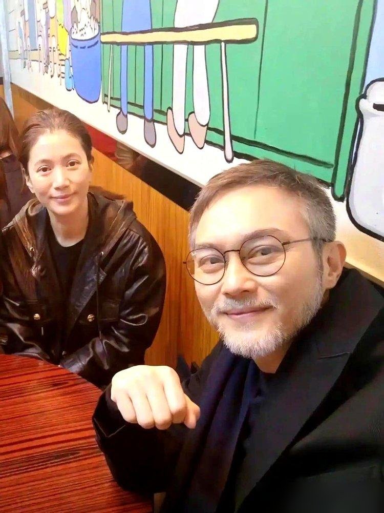 袁咏仪看着张智霖跟别的女人从玄关吻到床上，转头跟儿子冷战，一句“过得下去啦”把日子过明白了。
TVB新剧《璀璨之城》，张智霖首演反派，第一集就跟陈晓华来了场大尺度亲热戏。全家人坐一起看首播，袁咏仪非但没黑脸，还“不知道看得有多开心”。转头采访里爆料，张智霖开演唱会想一套衣服穿到底，被她一句“像在骗