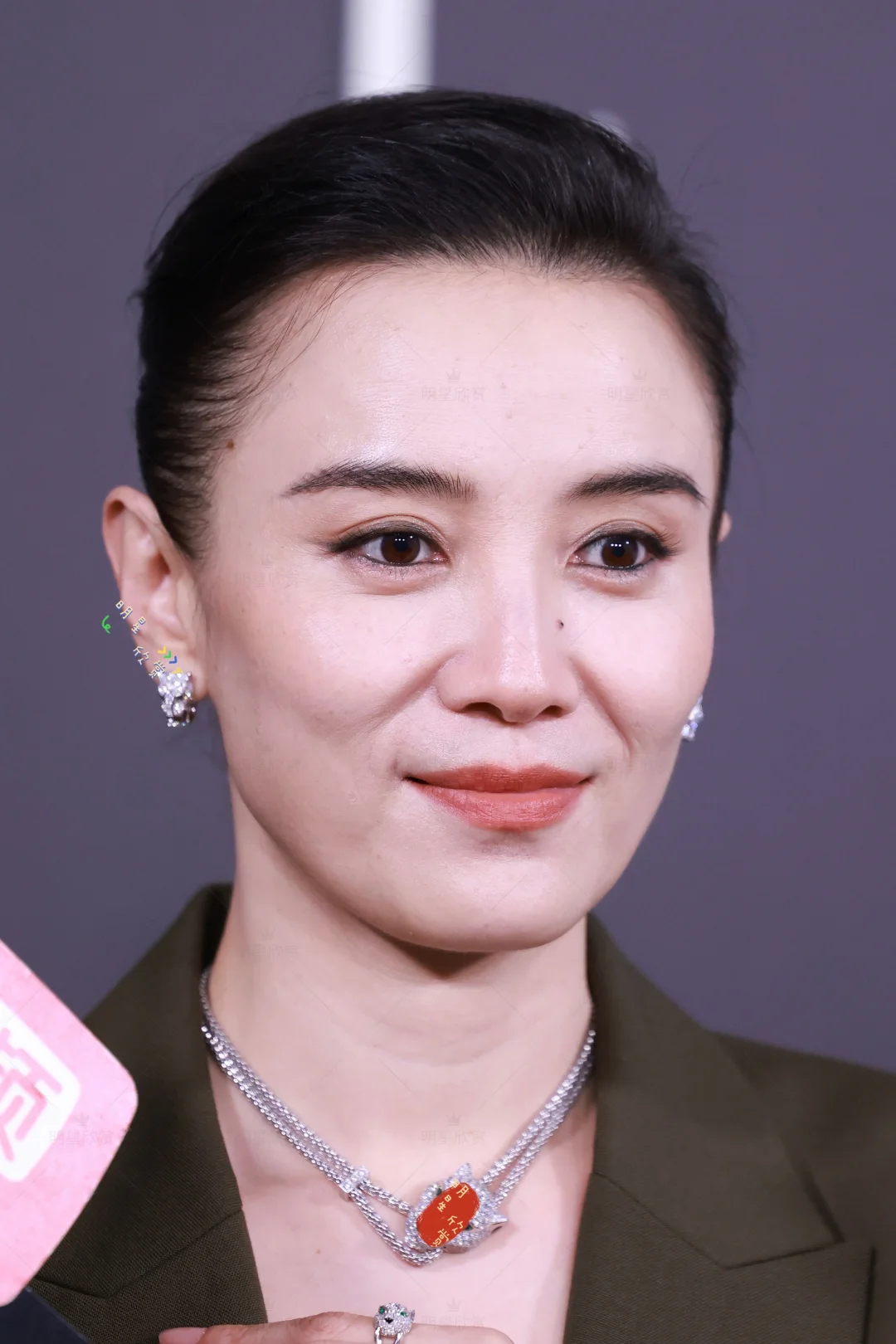 宋佳拍了拍，成熟飒气