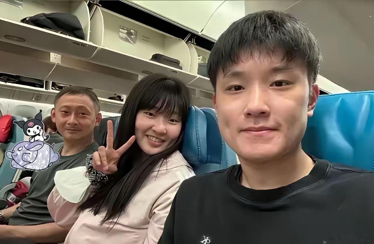 不知道大家有没有这种感觉，张本智和一家子都是华人，移居日本之后，第一眼看上去，就像地道日本人。
尤其是他父亲，三十多岁才离开中国去日本，早年在国内生活多年，如今外貌气质，看着完全就是日本人。
明明骨子里是华人，长期在异国生活，神态、举止慢慢就变了。
环境真的能悄悄改变一个人的气质，潜移默化，不知不觉