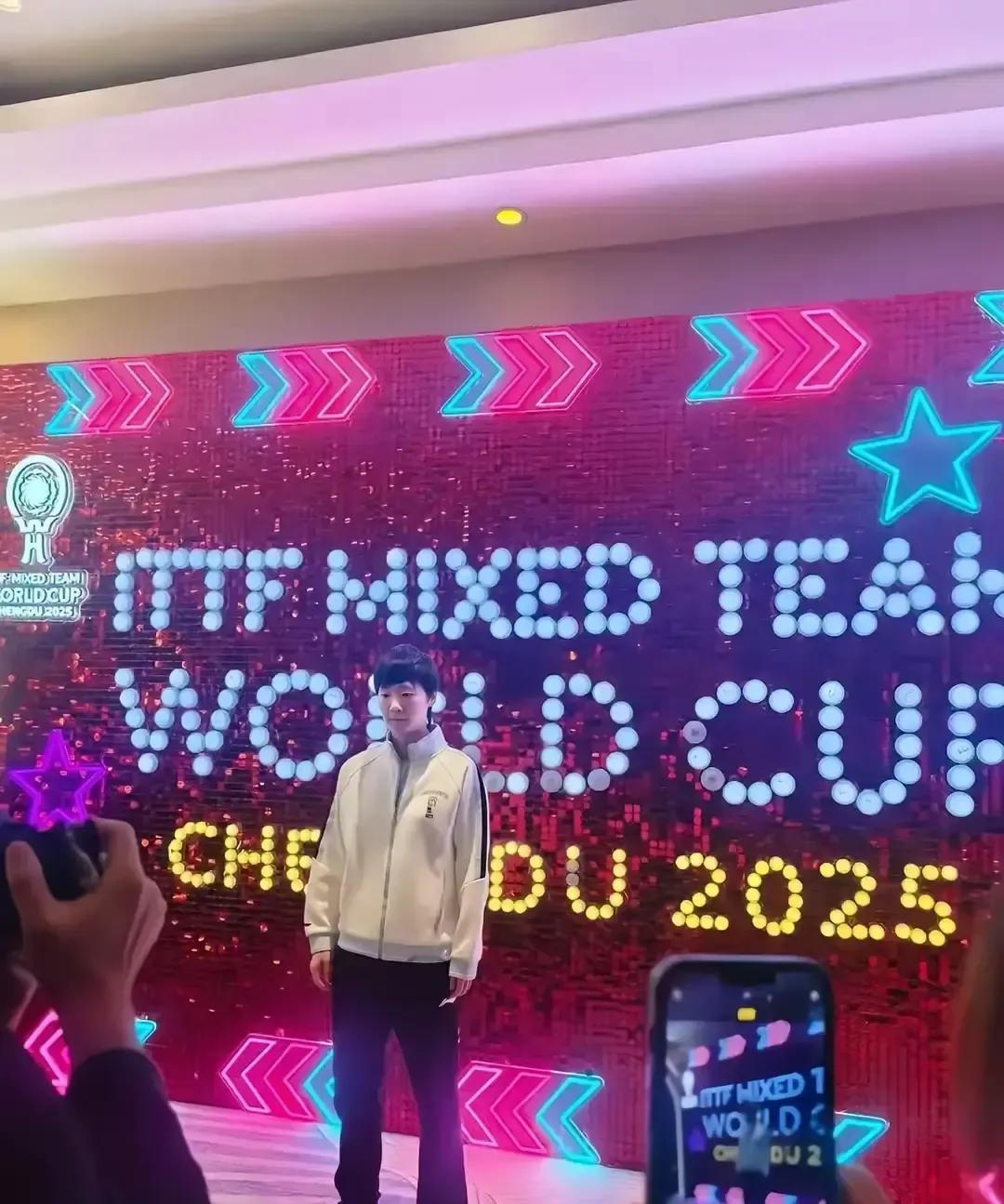 王曼昱4月3号穿黑色修身长裙踩红毯，腰线一收，臀线一提，我差点没认出来...