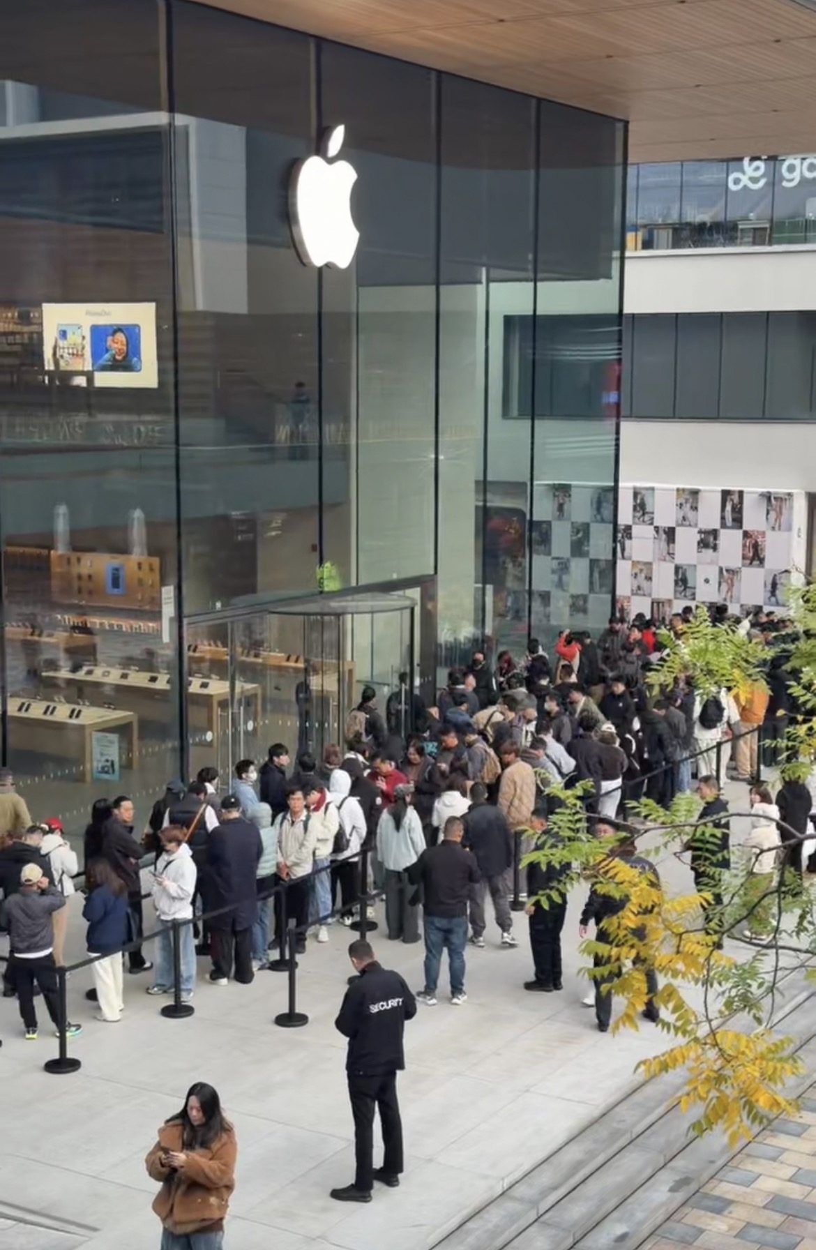 iPhoneDuo开售，一图为今早北京三里屯苹果店外，等待购买Duo的人群；

二图为昨晚广东某苹果店外，排队购买Duo的人群，据说大多数是黄牛。

今早iPhone Duo 256G溢价为1999元，排队一晚上挣2000块，也不错。