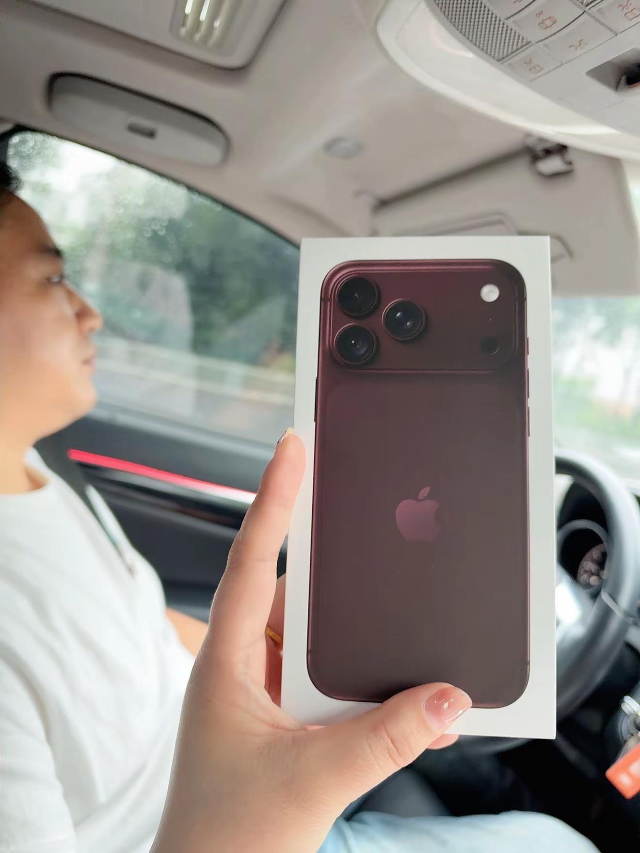刚喜提iPhone 18 Pro Max📱礼物是新机，底气是偏爱。特别感谢邵先生送的这份礼物🎁，开心的点其实不是拿到新手机，而是被人实实在在放在心上的感觉🫶iPhone18promax