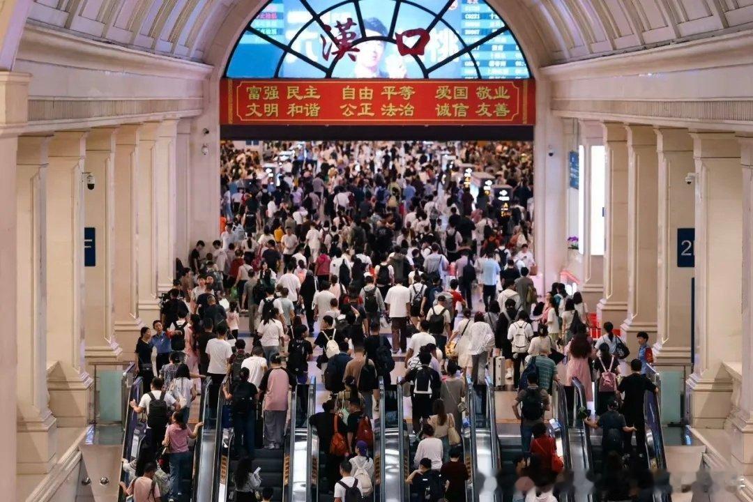 #中国铁路# 【#武汉铁路局##武汉铁路# 2026年暑运武铁发送旅客4099.3万人次】暑运期间，全局发送旅客4099.3万人次，同比增长4.1%，创历史新高；发送货物1675.7万吨，同比增长0.8%。 ​