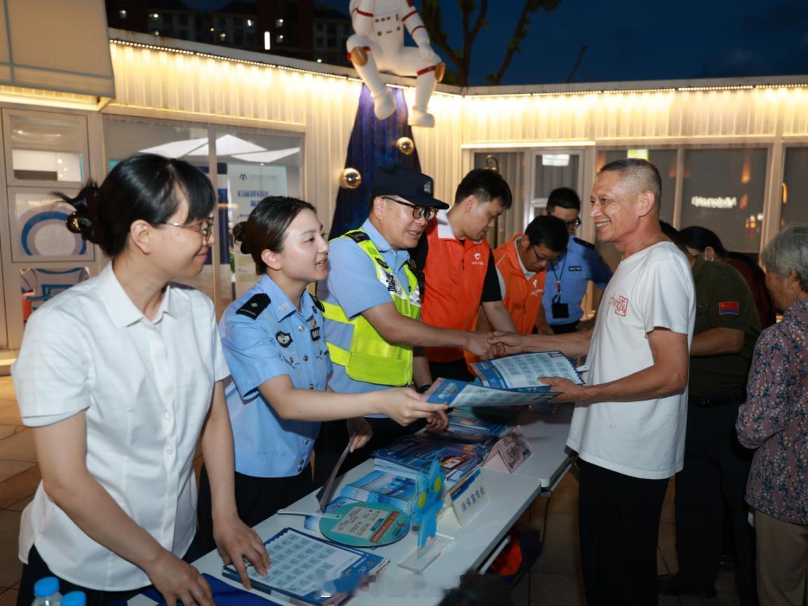 #联通好服务 用心为客户#【警企联动进社区！露天电影学反诈，便民服务暖到家】近日，中国联通携手上海金都派出所走进社区，把反诈宣讲和便民服务搬到银幕旁。
夜幕降临，反诈主题露天电影准时放映，吸引不少街坊驻足观看。联通工作人员联合民警开展面对面宣讲，结合本地高发真实案例，拆解刷单返利、冒 ​